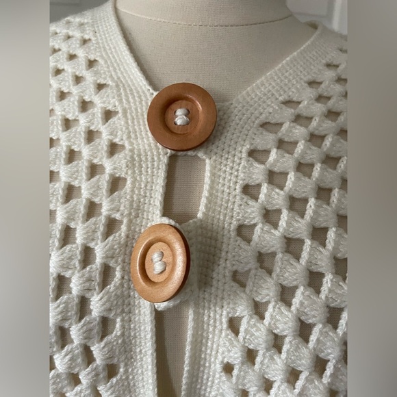 Chic Cream Knit Poncho with Fringe Accents - Picture 4 of 5